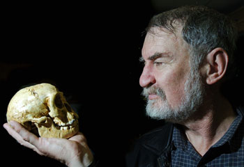 Professor_Mike_Morwood_with_a_hobbit_skull_Homo_floresiensis